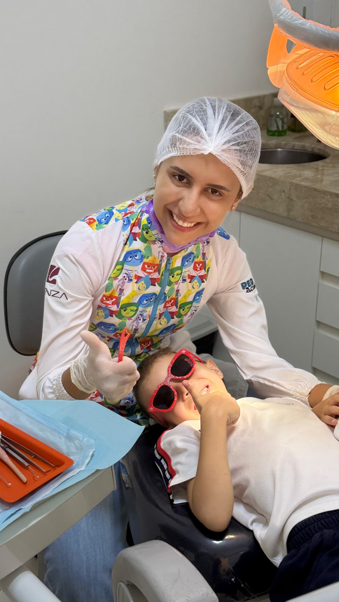 Dentista da OdonticMed realizando atendimento odontológico infantil